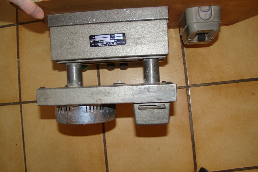 Ancien hygrom&egrave;tre suisse - HAENNI + Disjoncteur TICINO
Bricolage