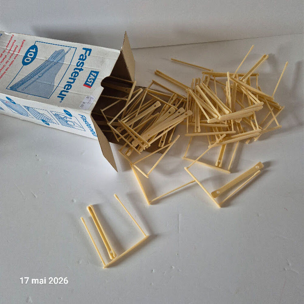 Fasteneur pour relier les documents, les archives, boite de Bricolage