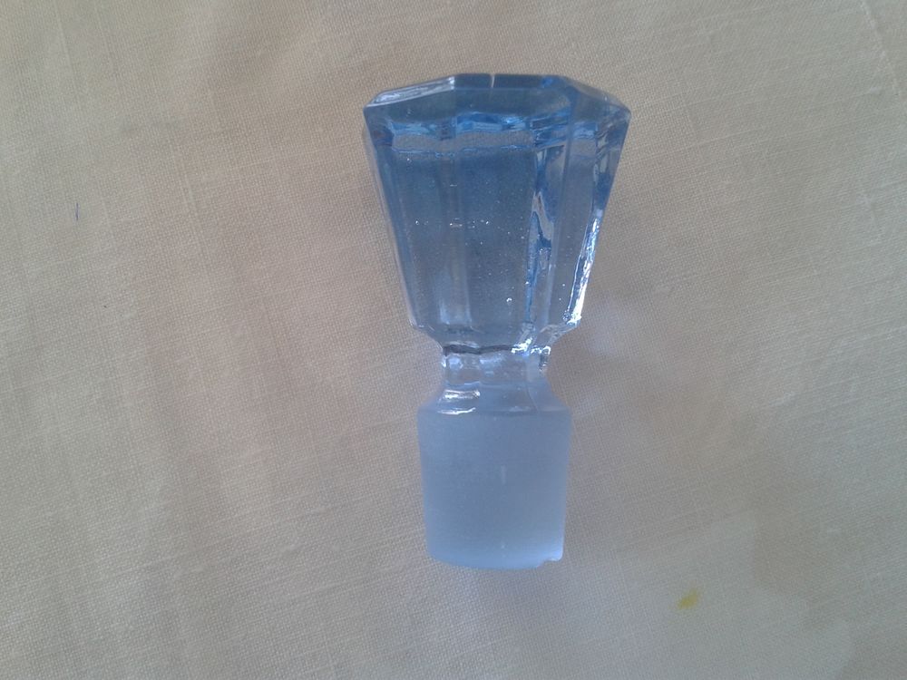 bouchons de carafe en verre moul&eacute; anciens Cuisine