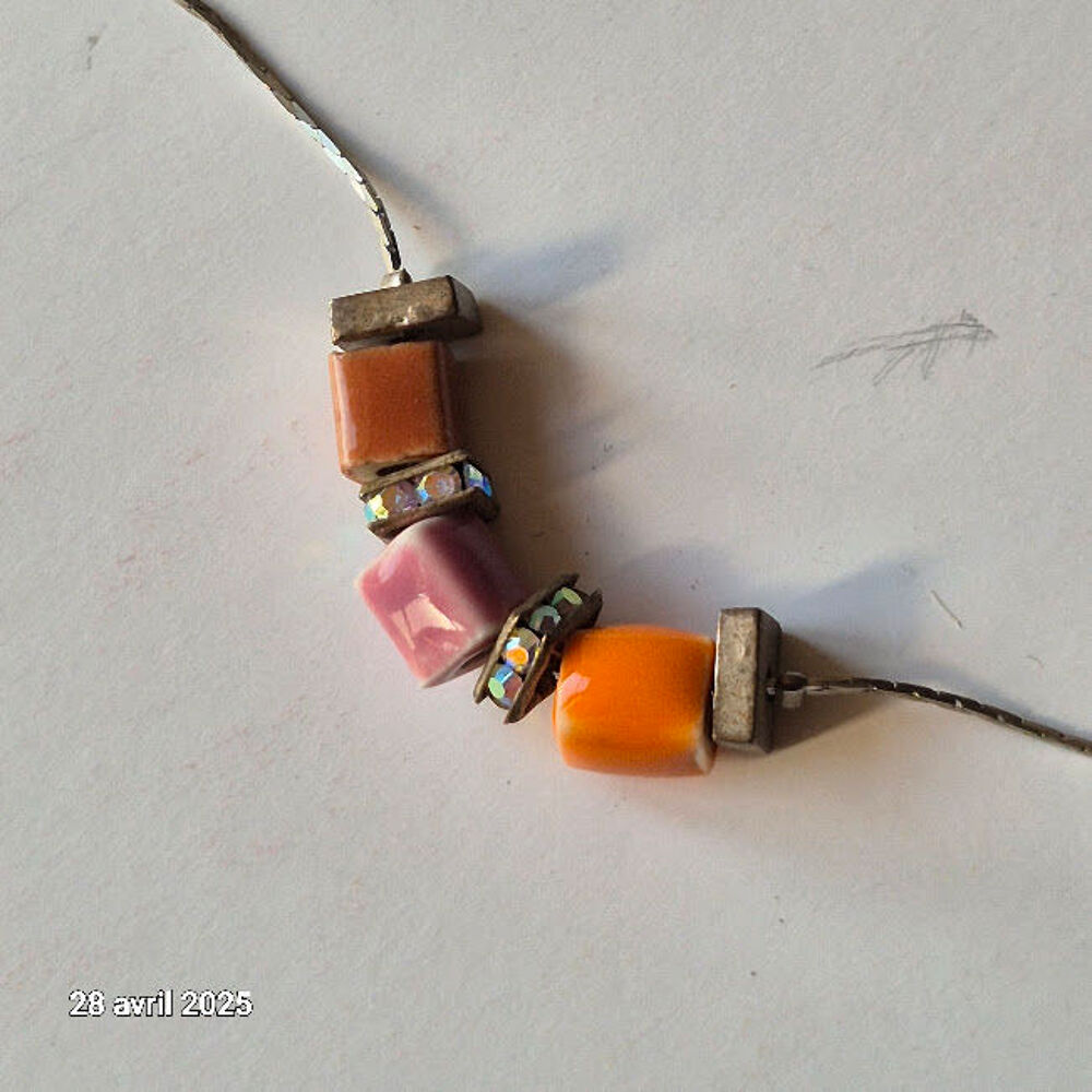 Collier discret et fin avec 3 c&eacute;ramiques et des strass venan Bijoux et montres