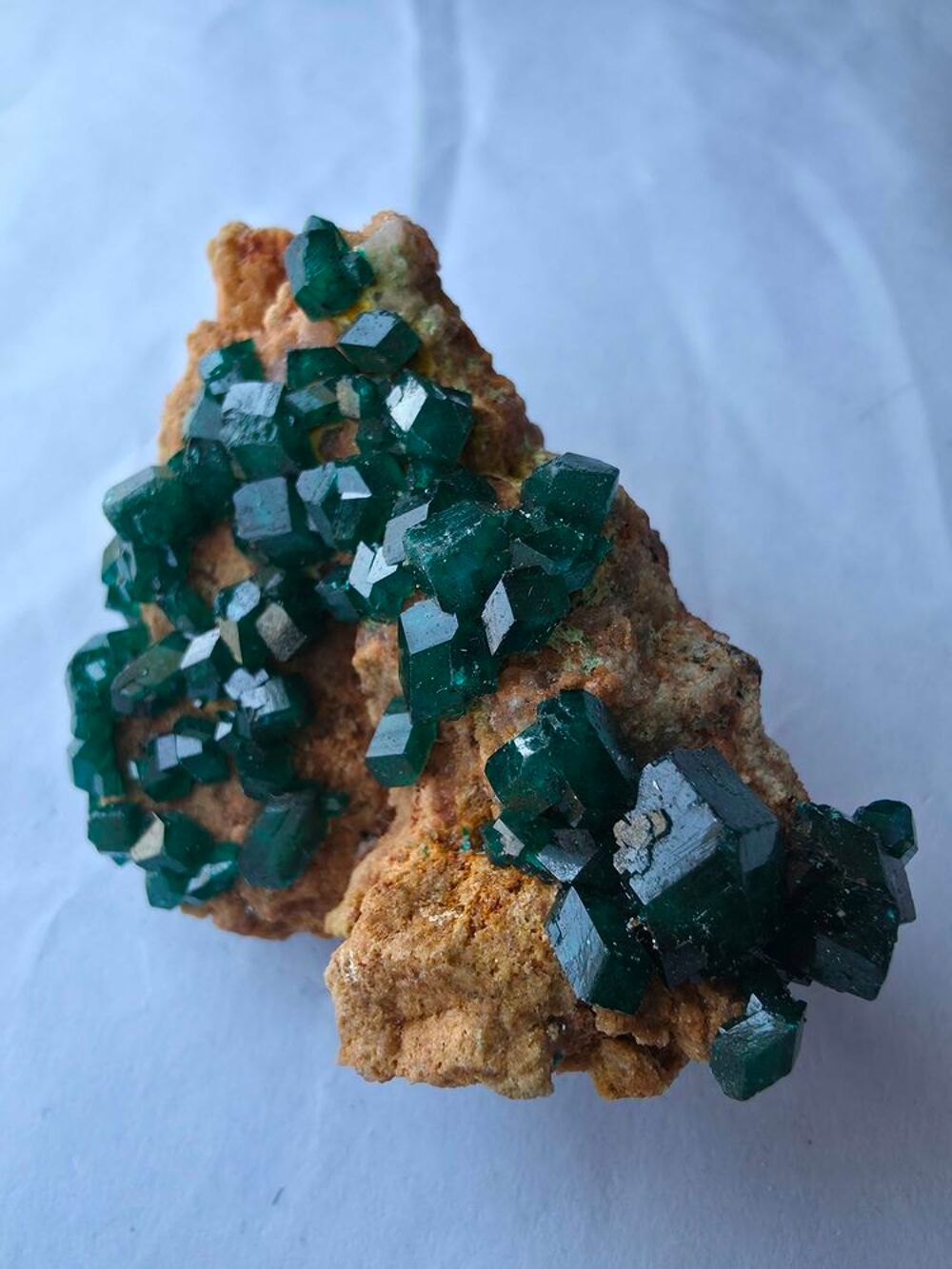 Magnifique Dioptase sur Matrice-Cristaux Vert Emeraude-RDC 50g 