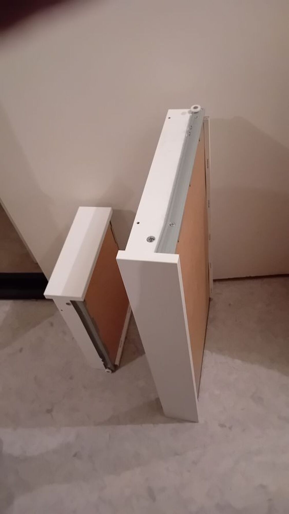 Bureau informatique 2 tiroirs et une porte c&ocirc;t&eacute; droit. Meubles