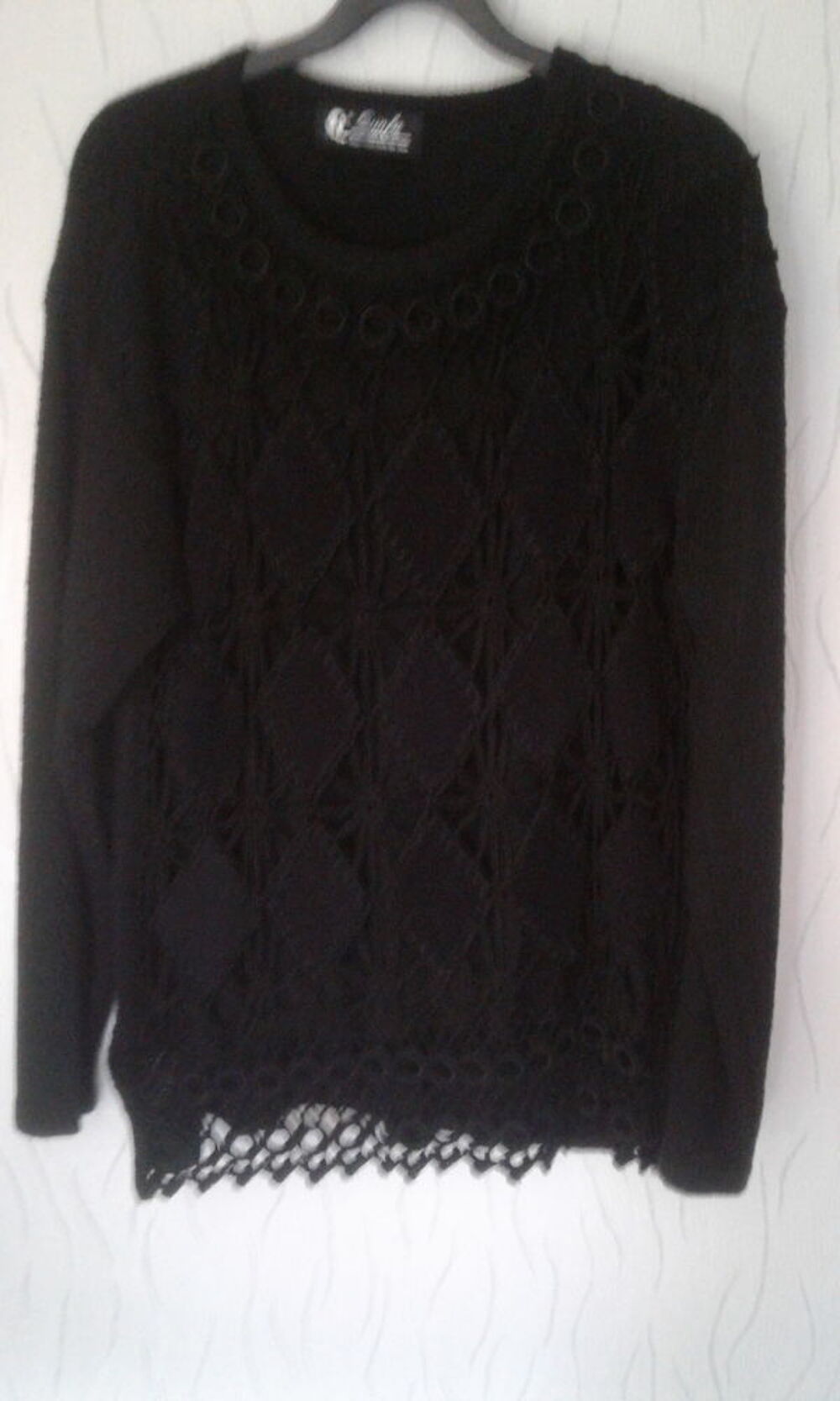 pull noir dessus d&eacute;cor dentelle sur le devant T.44 Vêtements