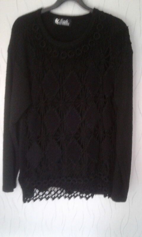 pull noir dessus décor dentelle sur le devant T.44 2 Roost-Warendin (59)