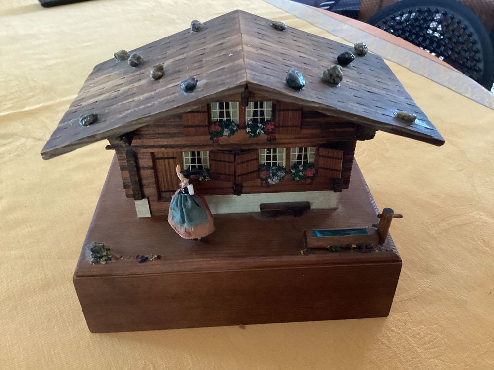 Bo&icirc;te &agrave; bijoux musicale REUGE €" Chalet en bois €" €oeLe P'tit Quinquin" €" &agrave;€ r&eacute;parer 