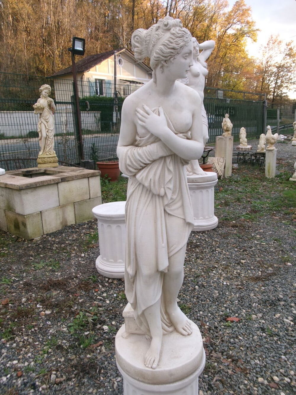 Statue en pierre reconstitu&eacute;e, femme au drap&eacute; Décoration