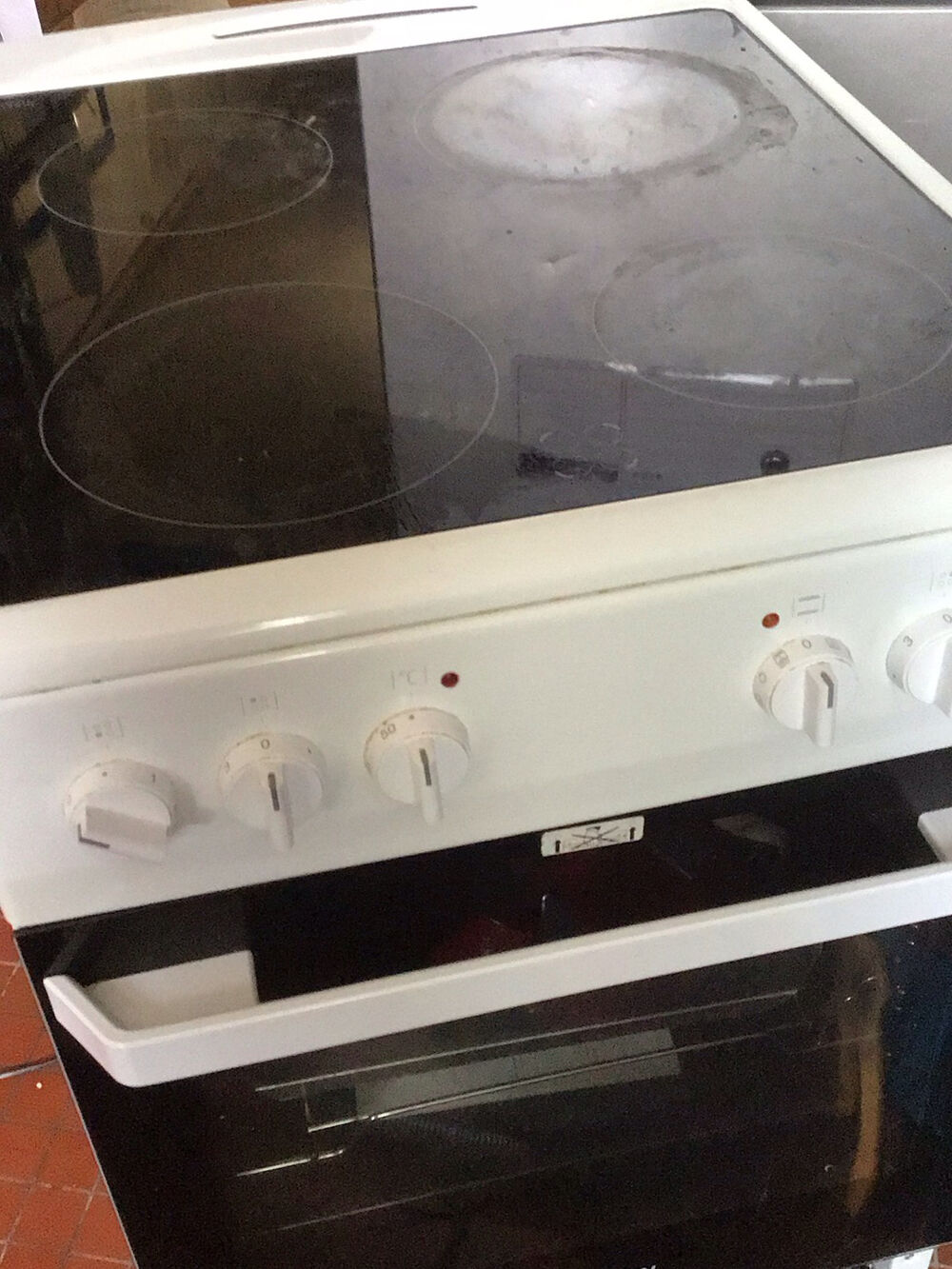 Cuisini&egrave;re, vitroc&eacute;ramique Thomson
Electroménager