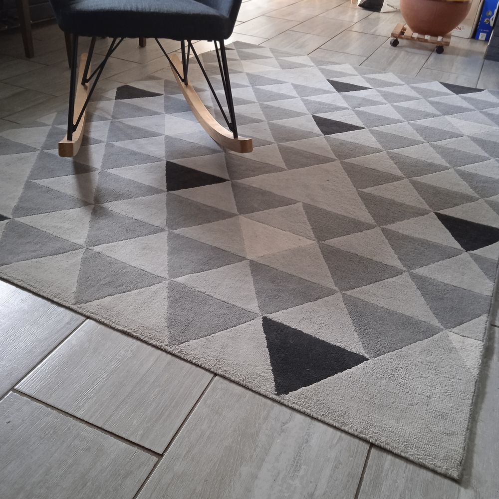 Grand tapis motifs g&eacute;om&eacute;triques triangles gris 229*160 Décoration