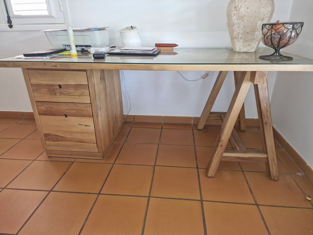 Bureau surface vitr&eacute;e avec chaise.
Meubles