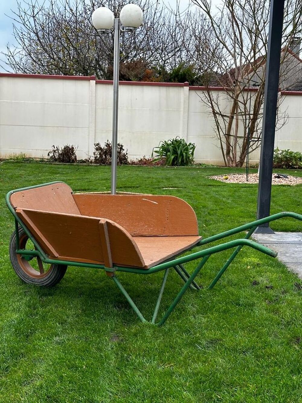 Brouette ancienne. Jardin