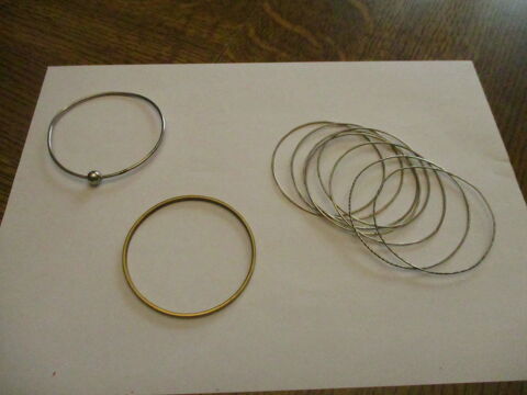 10 bracelets diff�rents fantaisies dont un avec une boule 0 M�rignies (59)