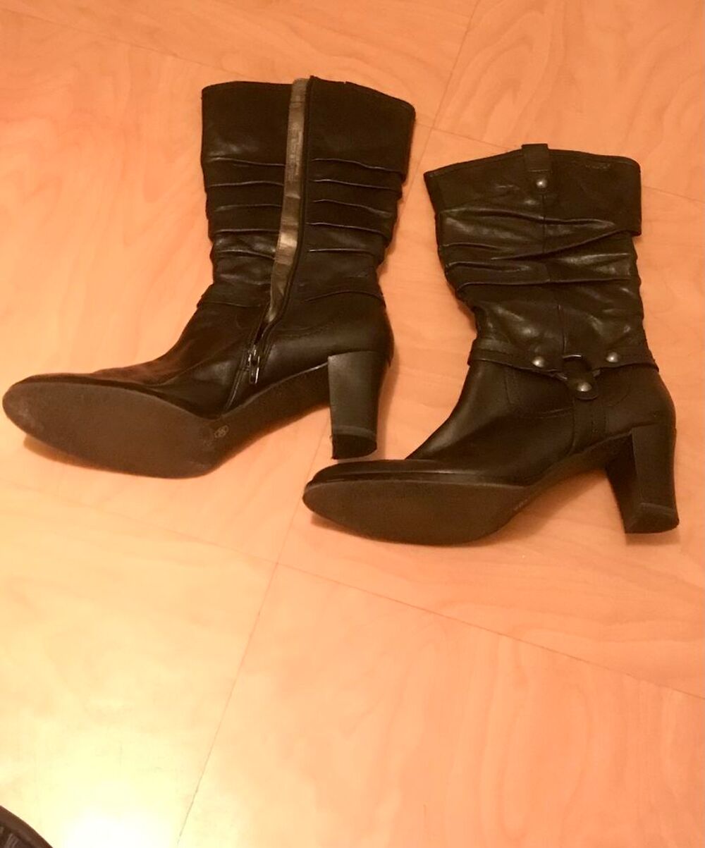 Marque: Tamaris. Couleur: noir lisse brillant. Avec fermeture. Talon: 7cm. Pointure: 39. Bottines neuves Chaussures