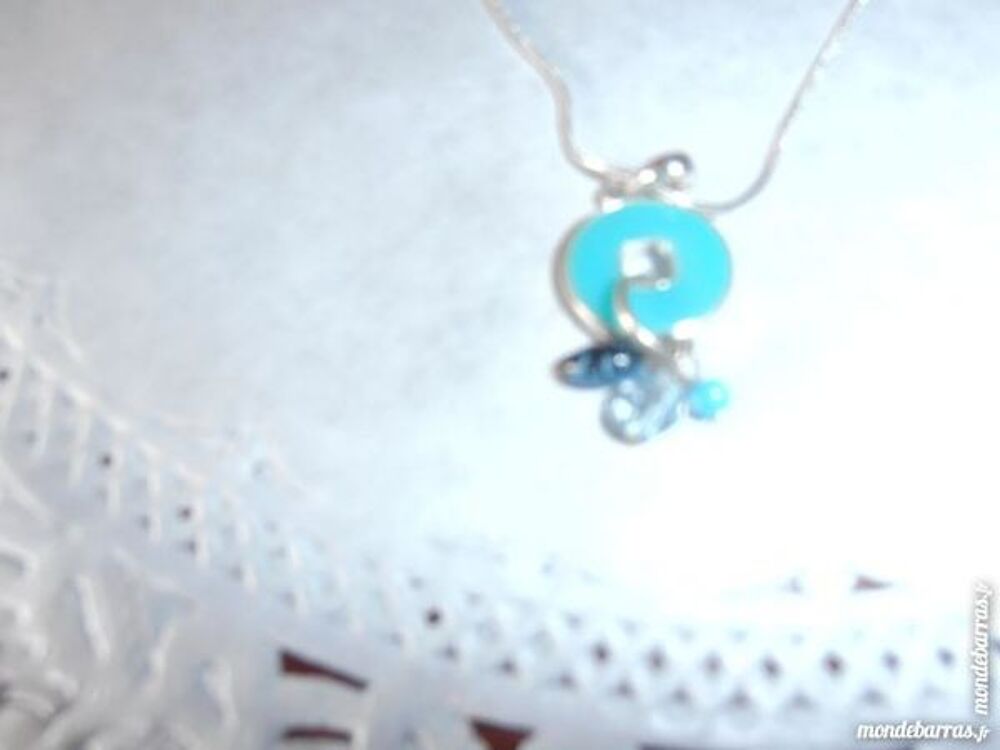 Chaine + pendentif bleu (28b) Bijoux et montres