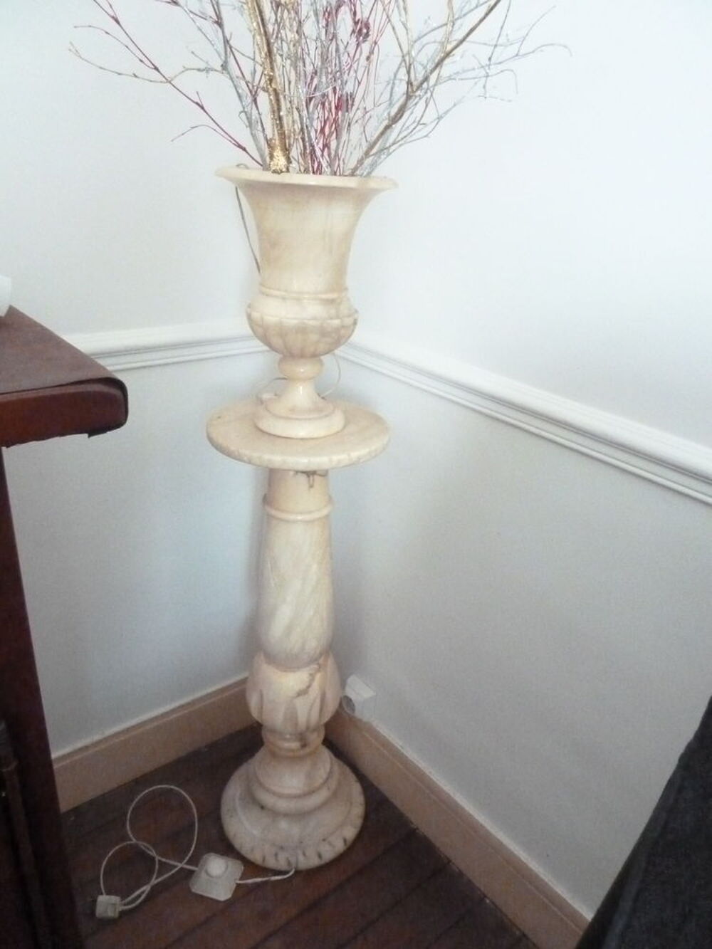 Colonne en Alb&acirc;tre de o,85m de hauteur + un vase en Ab&acirc;tre 
Décoration