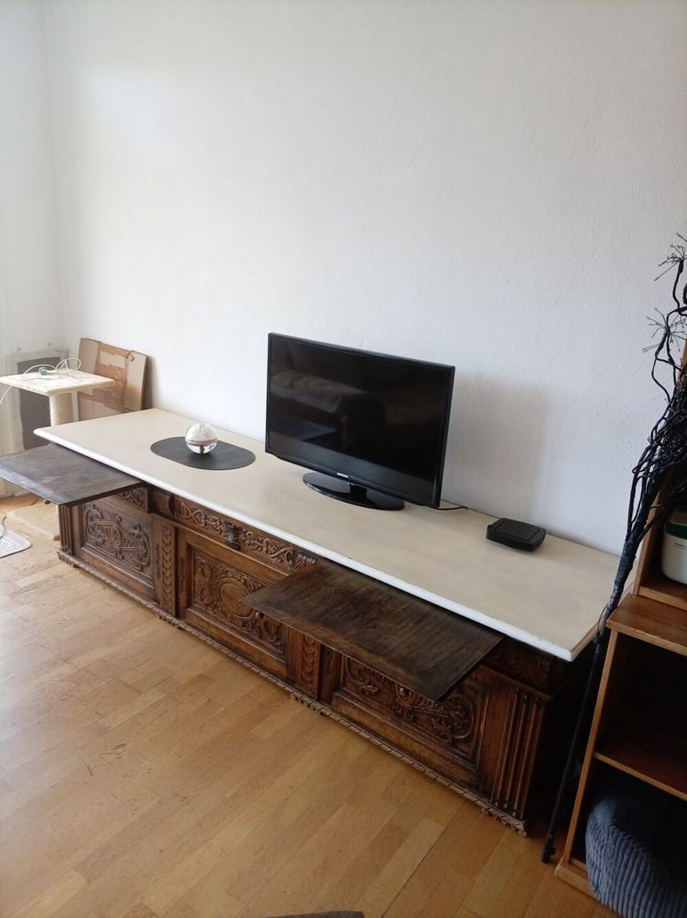 - Buffet sculpt&eacute; ancien en bois massif Meubles