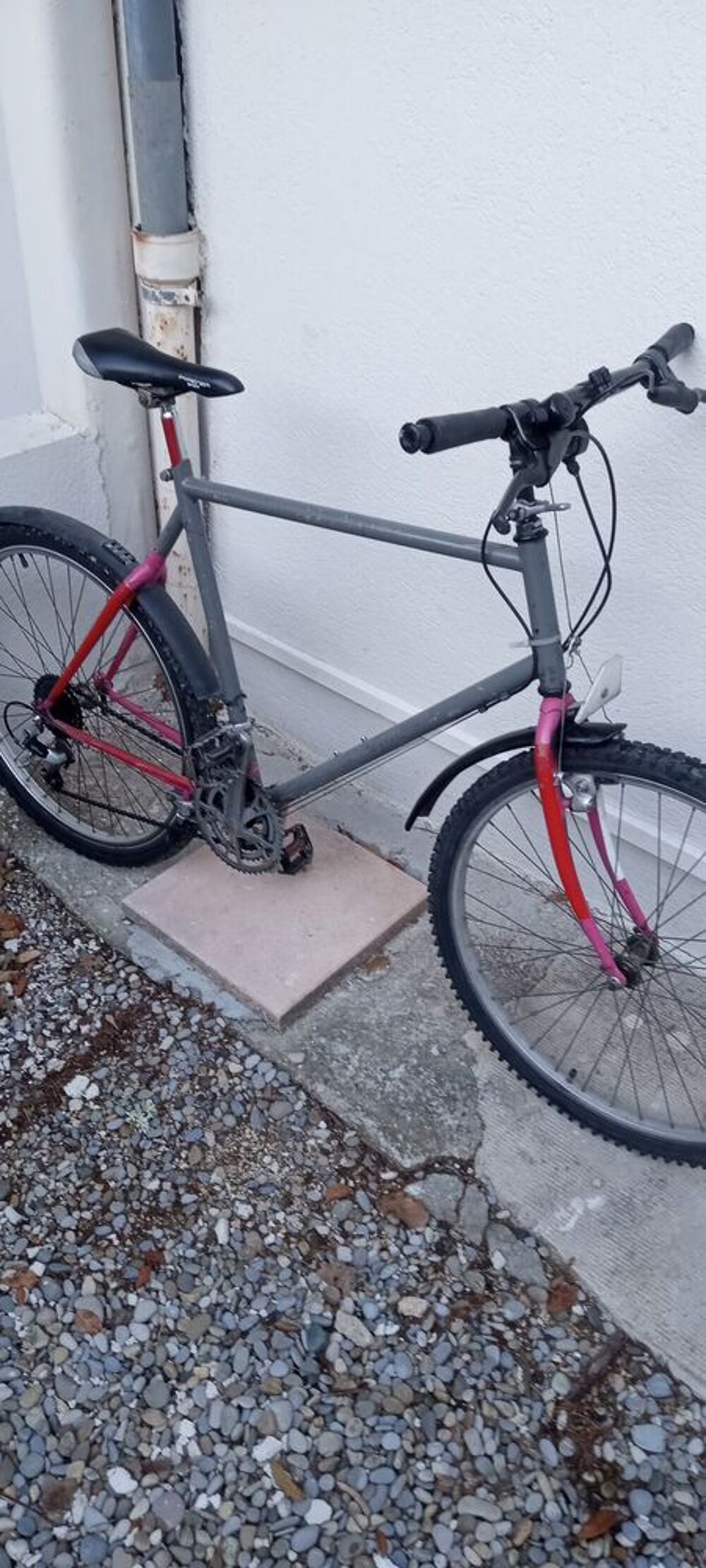 Diff&eacute;rents v&eacute;los en tr&egrave;s bon &eacute;tat Vélos