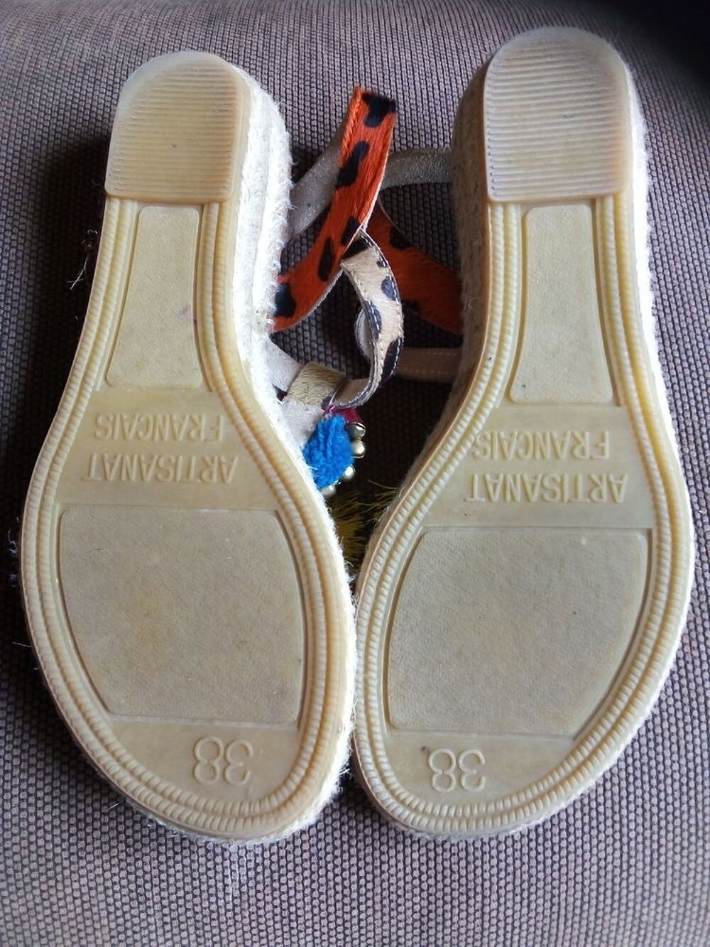 Sandales femme en cuir avec pompons Chaussures