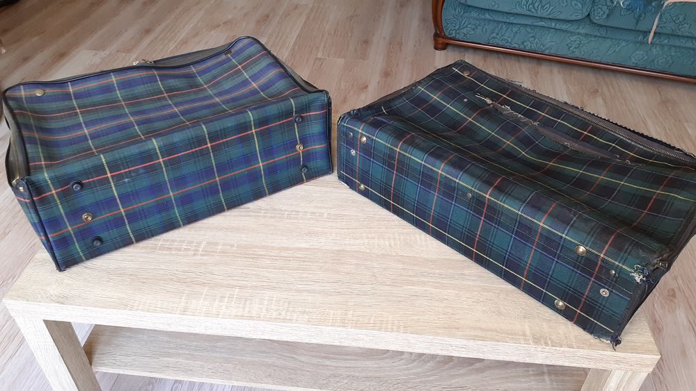 2 valises pliables &eacute;cossaises de 1960 . 