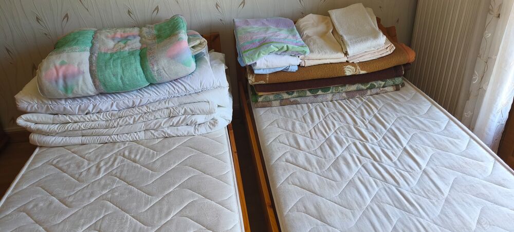 2 lits 90x190 en pin massif Meubles