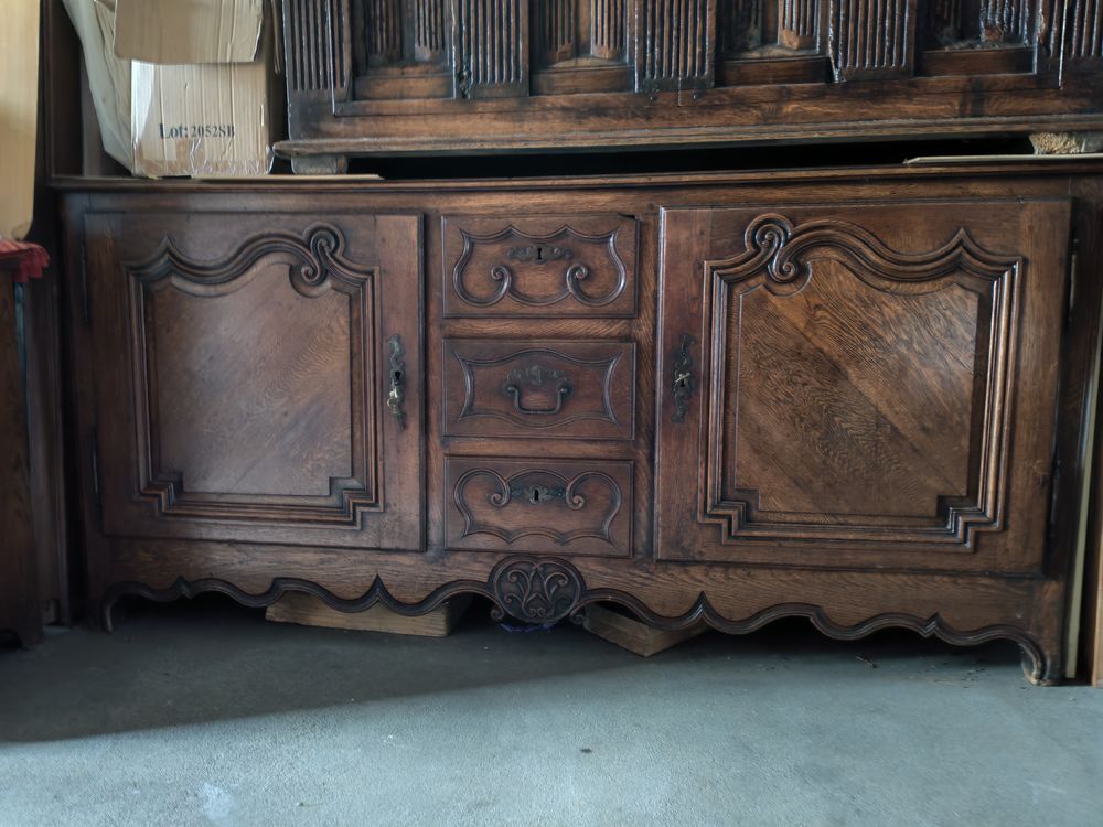 Buffet bas en ch&ecirc;ne massif de style Louis XV Meubles