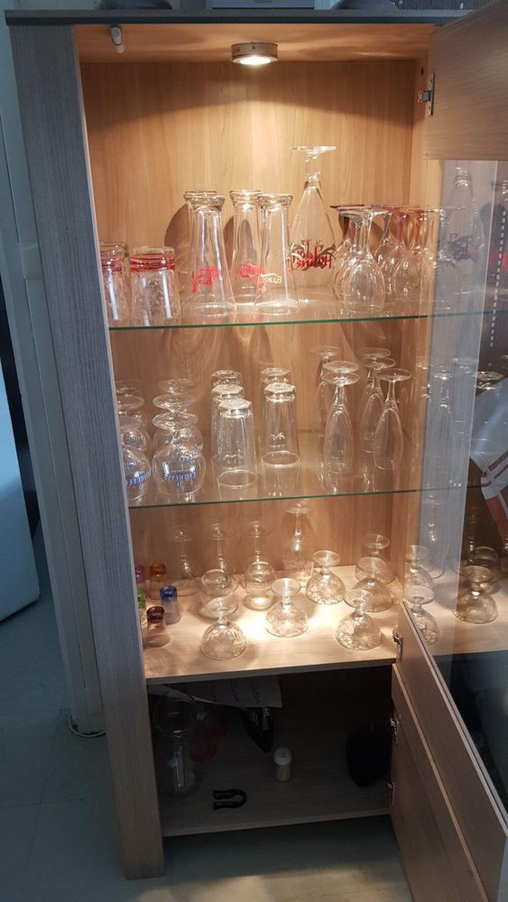 belle petite vitrine Meubles