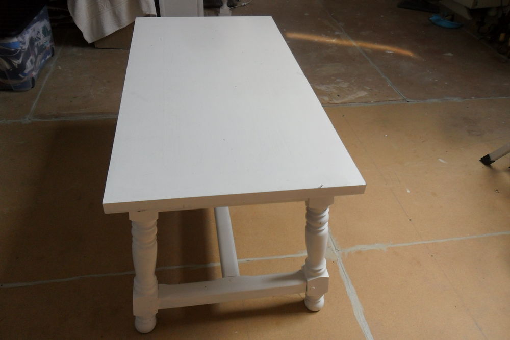 table basse de salon en bois massif
dimensions L 1.00m x0.50 Meubles