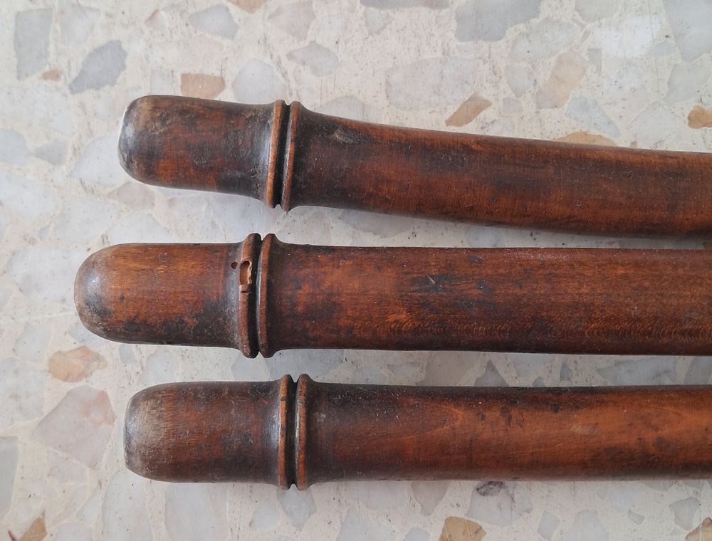 ancien trepied vintage en bois tourn&eacute; 
Décoration