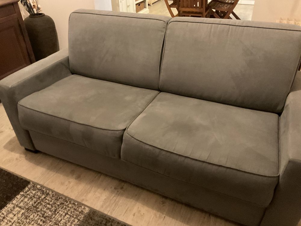 canap&eacute; convertible et pouf (coffre) assortis Meubles