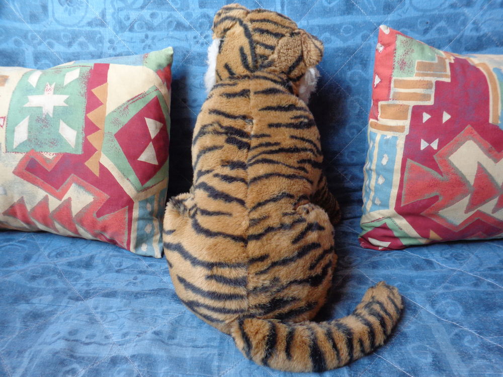 Tigre assis en peluche roux et blanc. Jeux / jouets