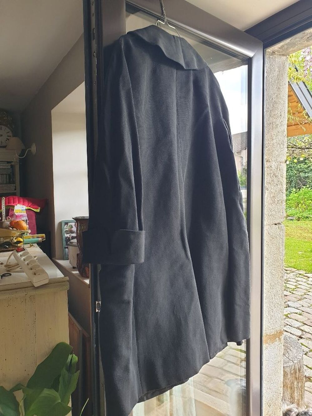 Manteau noir satin&eacute; l&eacute;ger, vintage, en bon &eacute;tat
Vêtements
