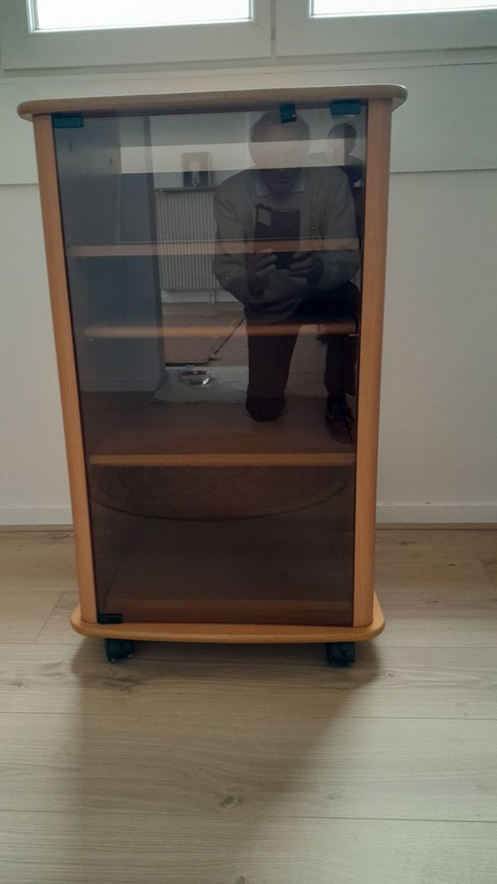 Petit meuble vitrine sur roulettes Meubles