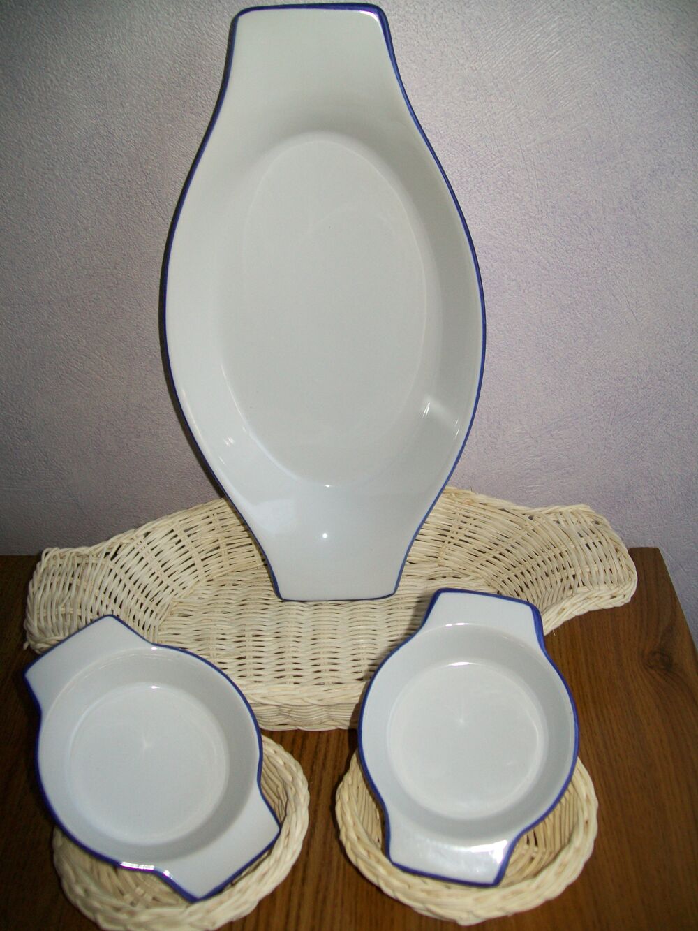 Lot 3 plats porcelaine dans corbeilles tress&eacute;es, neufs Cuisine