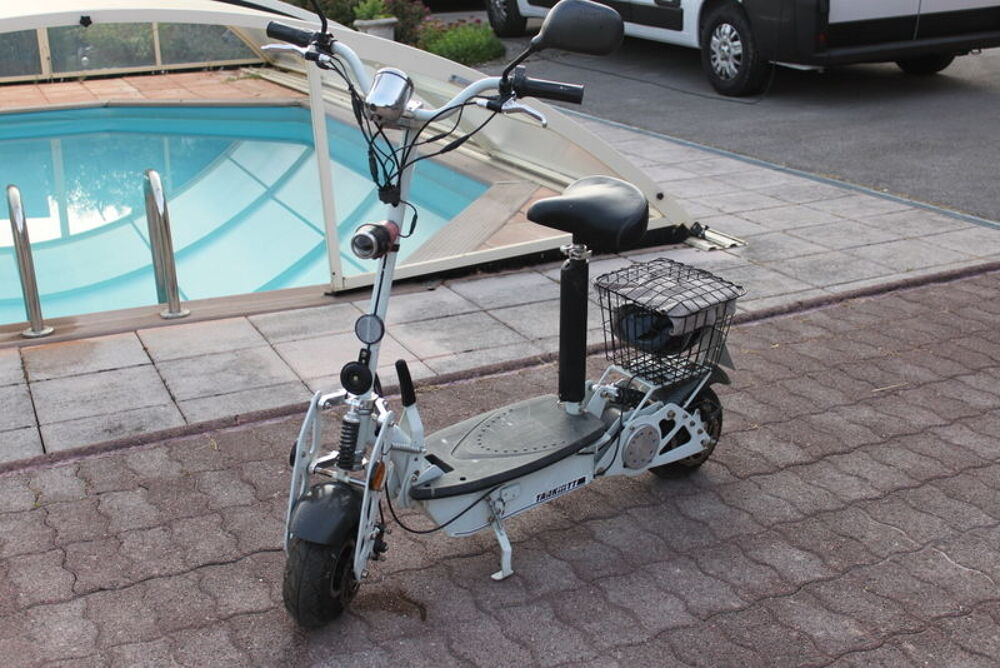 &eacute;lektro- scooter &agrave; c&eacute;d&eacute; Vélos