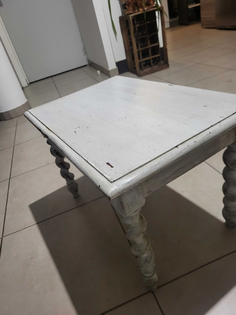 petite table &agrave; r&eacute;nover, s'est pieds font l'&eacute;l&eacute;gance de cette petite table Accessoires