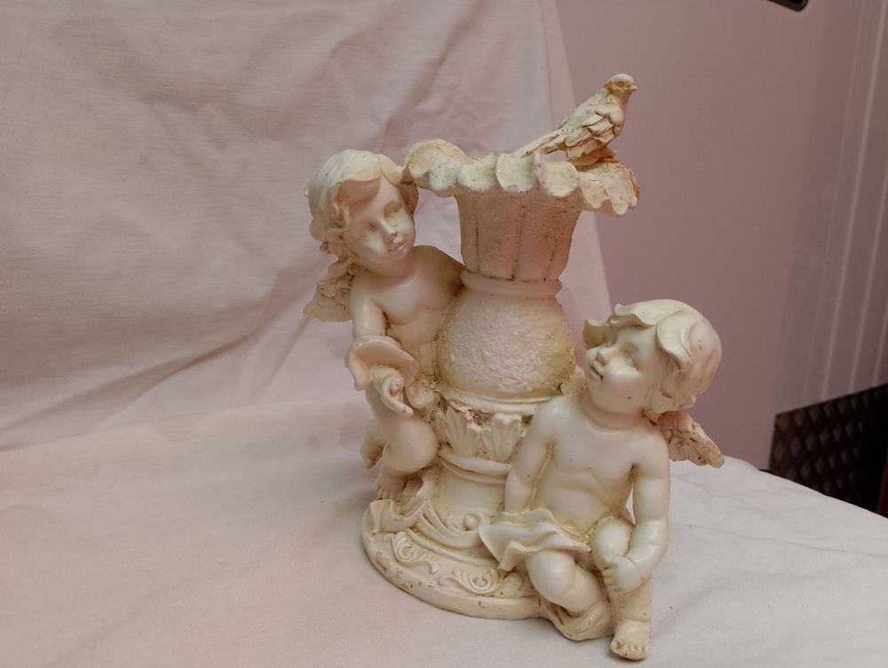 cette statuette fontaine orn&eacute;e d'anges et d'oiseaux Décoration