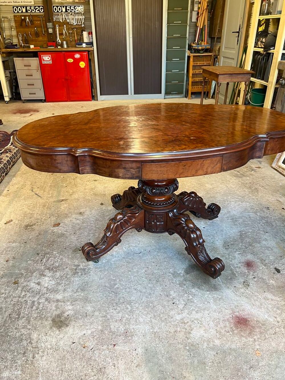 Table du milieu en acajou e placage d'acajou mouchet&eacute;, plate Meubles