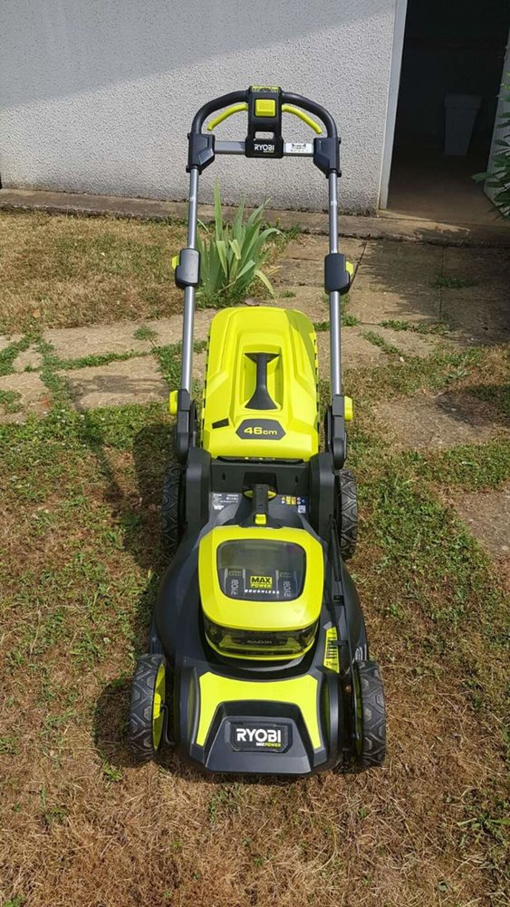 Tondeuse RYOBI tract&eacute;e Jardin