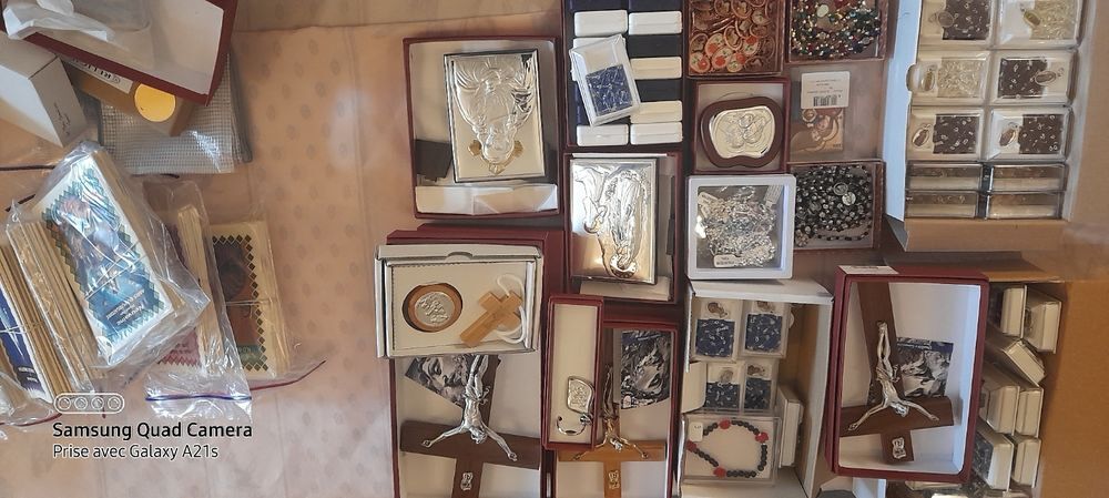 objets articles religieux :Chapelet , cadres ,m&eacute;dailles .... Bijoux et montres