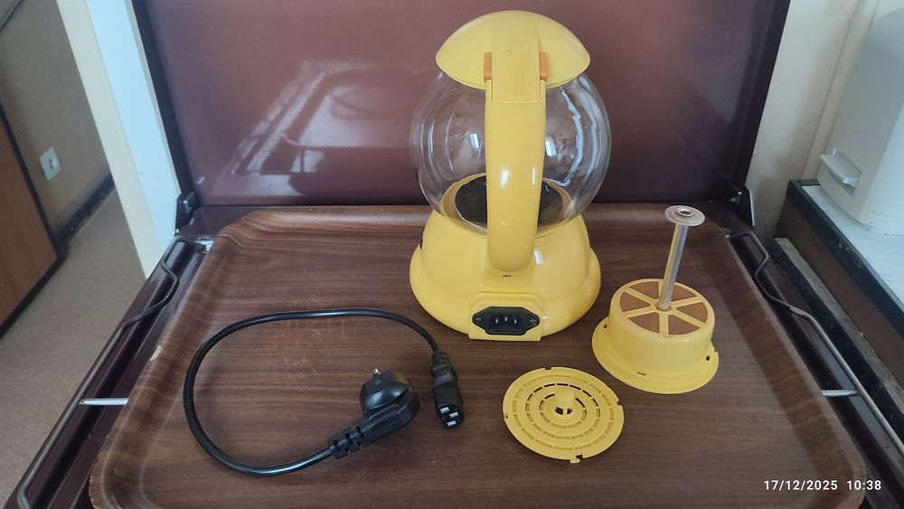th&eacute;i&egrave;re &eacute;lectrique jaune. Electroménager