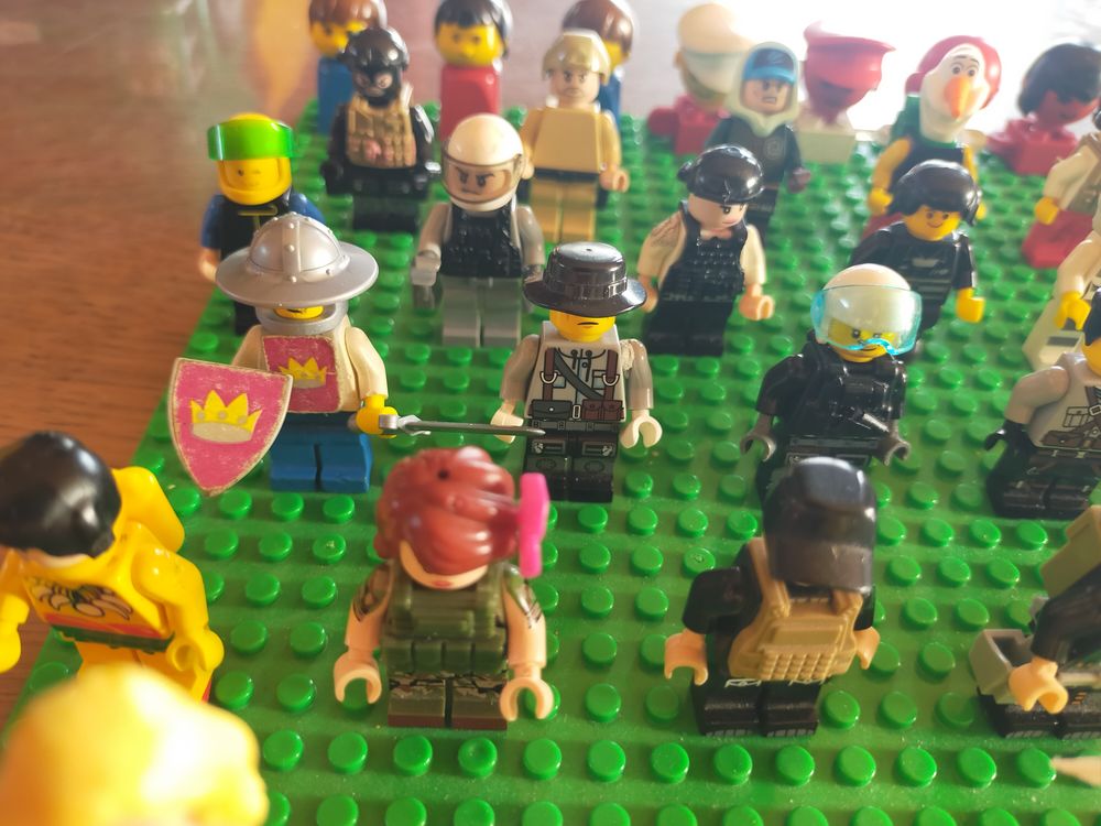 des personnages LEGO par lots de dix Jeux / jouets