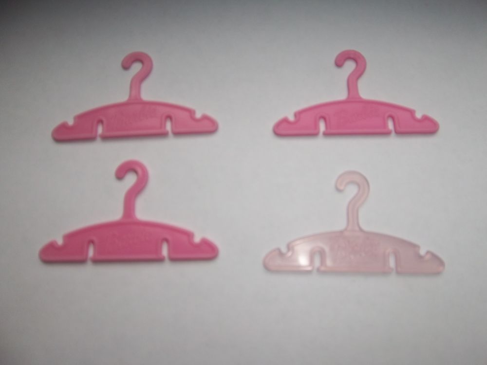 Lot De 2 Cintres Vintage Barbie Mattel Années 60 – Mini Porte-vêtements Originaux Avec Mini Tenues