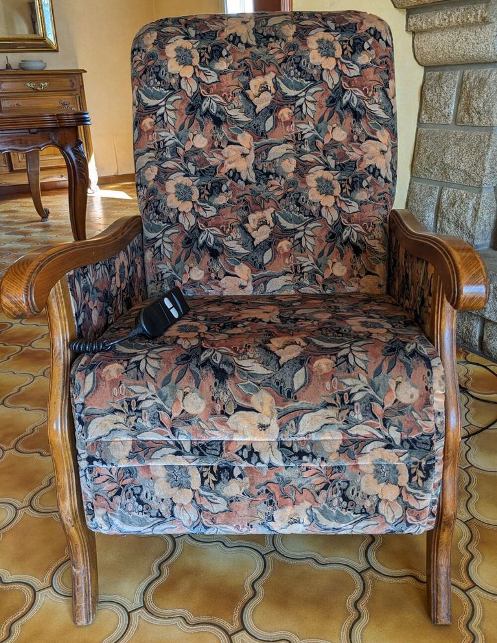 Fauteuil &eacute;lectrique en tissu avec accoudoirs en bois Meubles