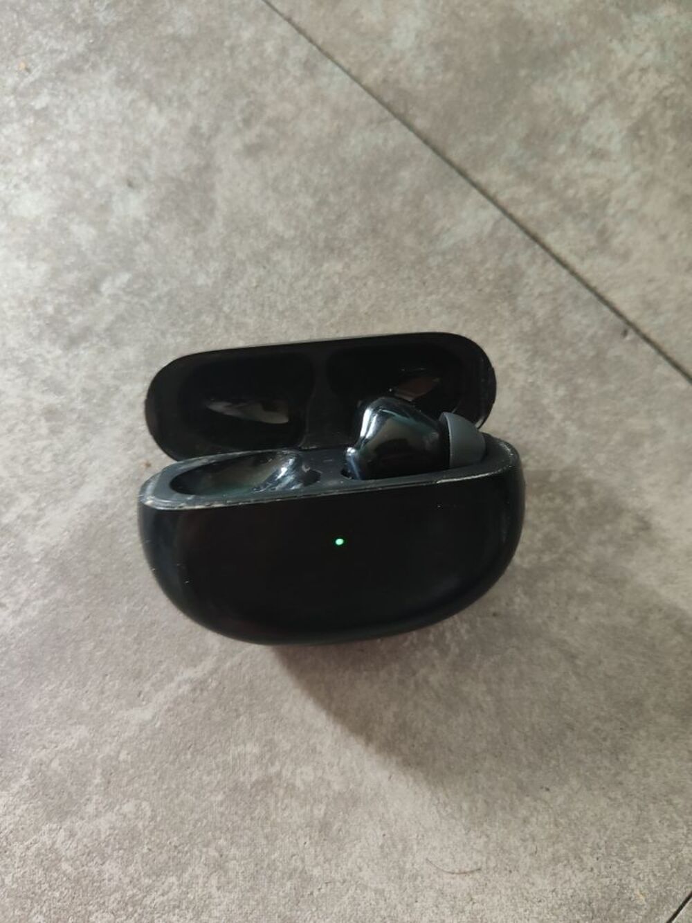 Bo&icirc;te de charge &eacute;couteur Oppo avec c&acirc;ble de charge en bon &eacute;tat Audio et hifi