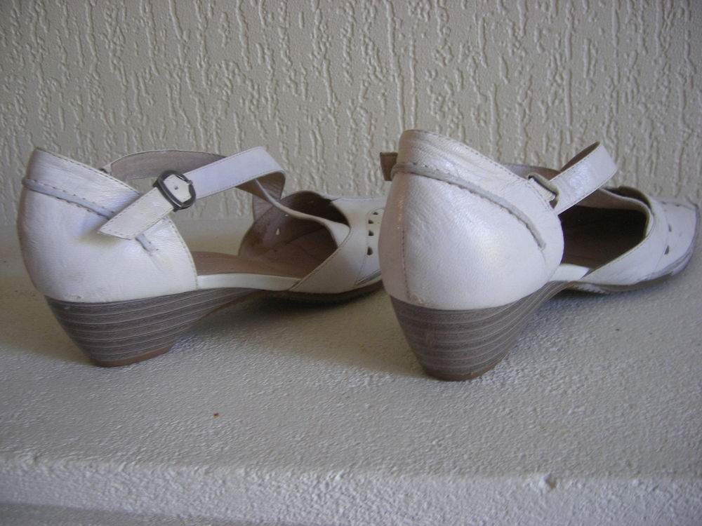 Chaussures &agrave; brides marque Sweet - Point 37 Chaussures