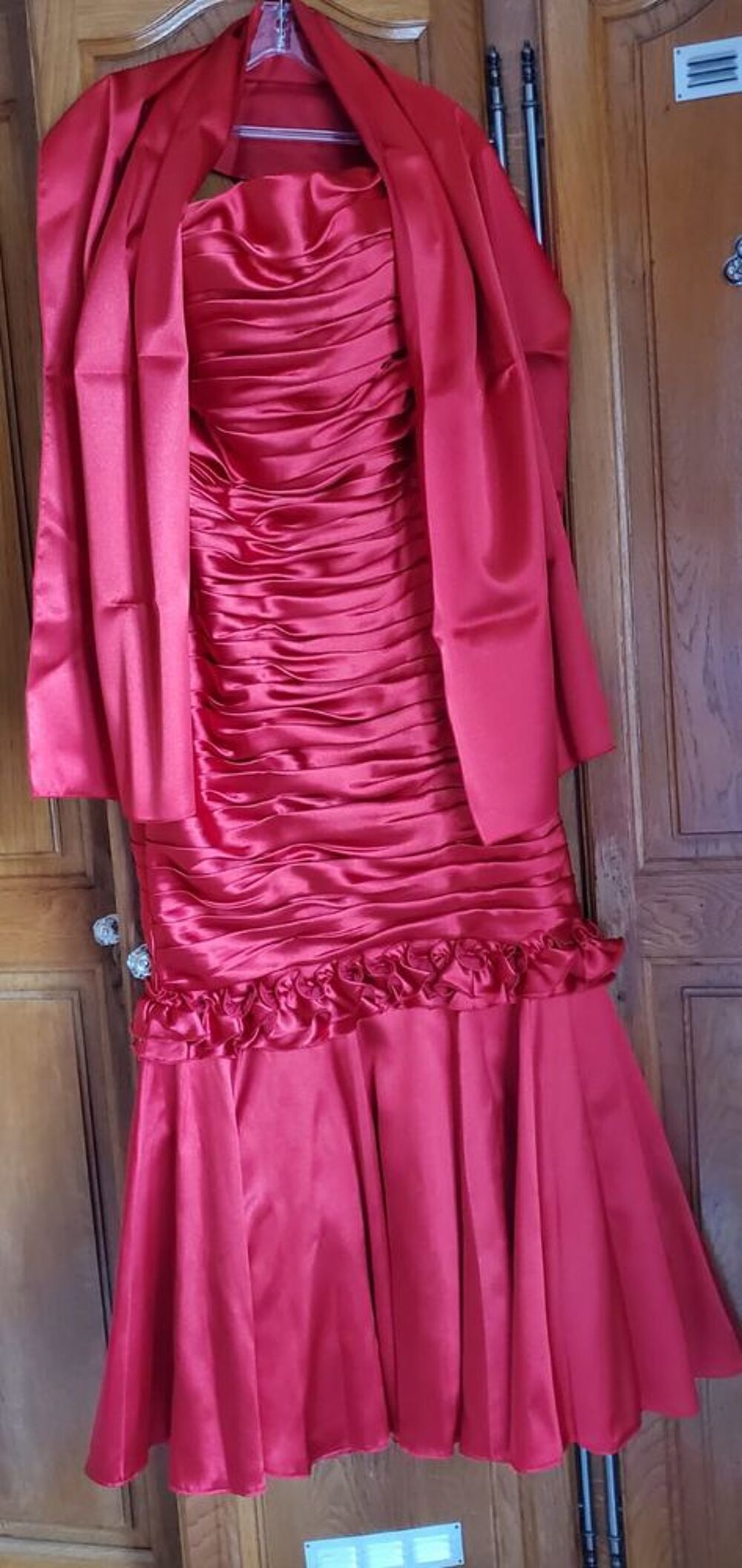 ROBE DE SOIREE OU CEREMONIE FOURREAU TYPE SIRENE SATIN ROUGE Vêtements