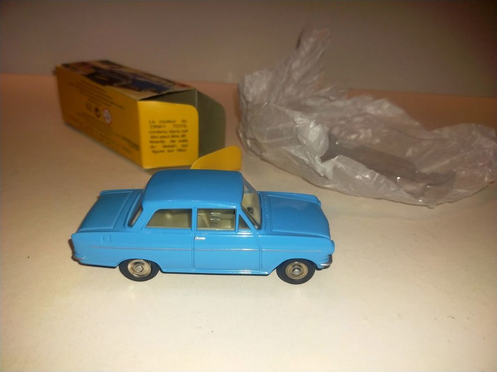 DINKY TOYS Atlas Opel Kadett 1/43e
