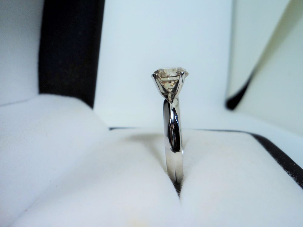 Bague en or 14k avec un diamant de couleur de 2.18 cts Bijoux et montres