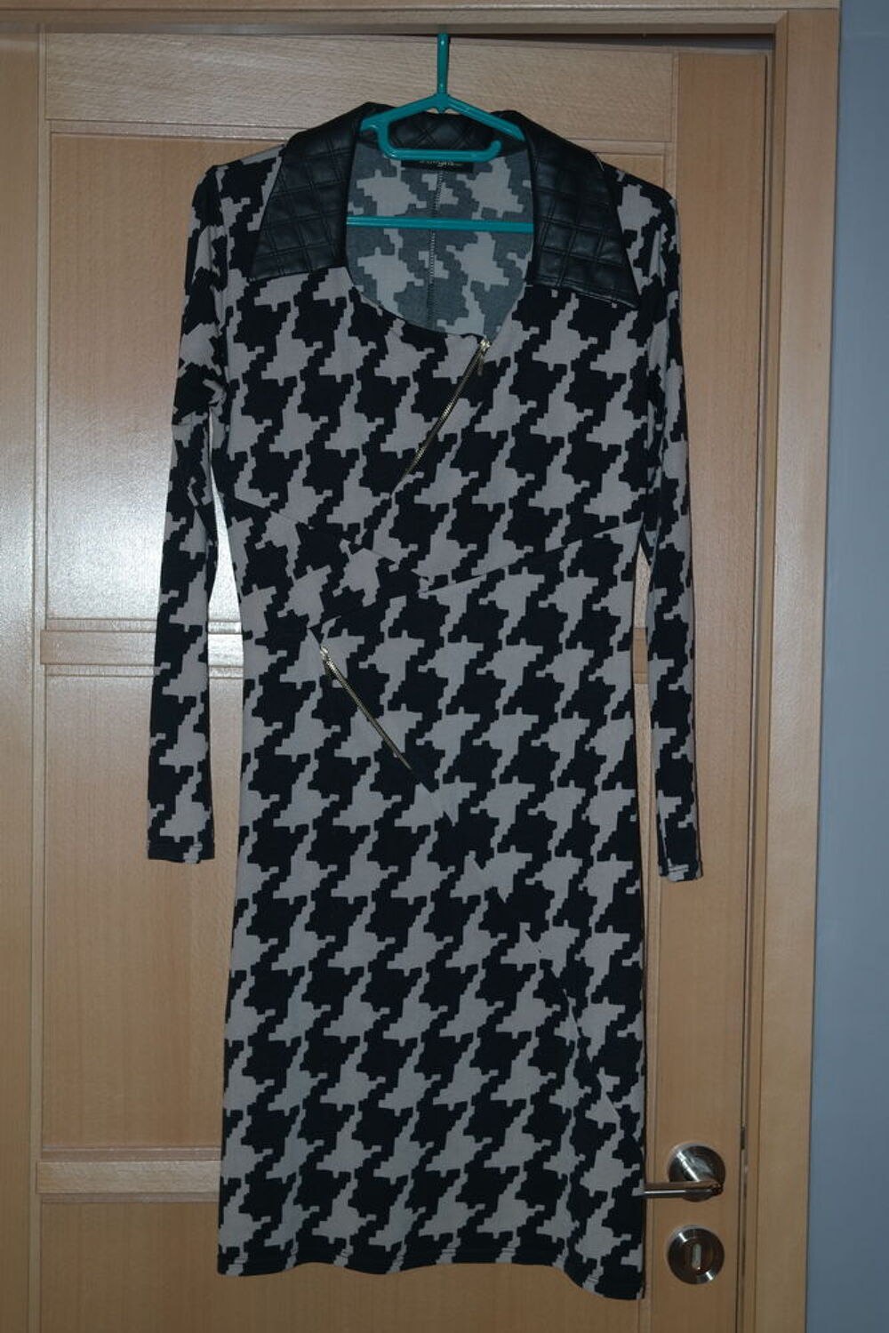 robe tr&egrave;s f&eacute;minine Vêtements
