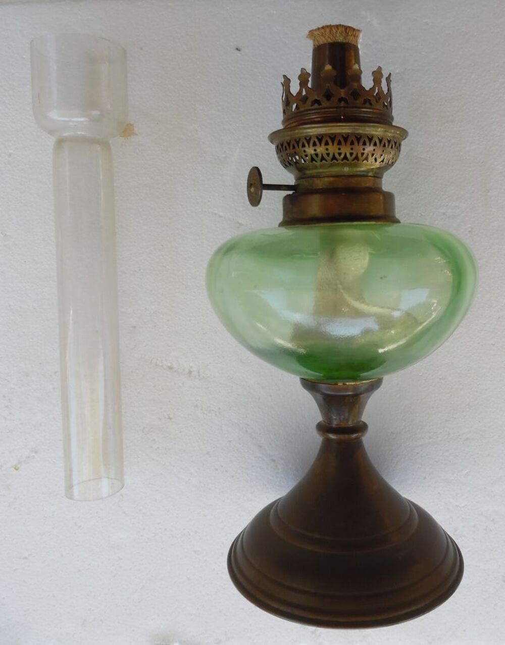 Jolie lampe &agrave; p&eacute;trole en laiton,r&eacute;servoir en verre ans 50 Décoration