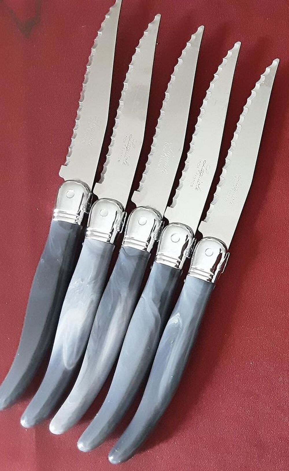 Cinq couteaux &agrave; dents LAGUIOLE manches de couleur gris nacr Cuisine